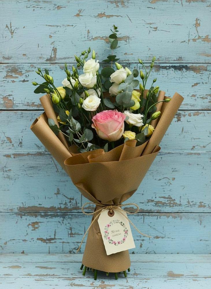 Букет цветов из: Розы и Лизиантусы в Таксимо