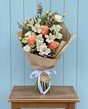 Букет цветов из:  Альстромерии, Лизиантусы, Розы и Хризантемы в Таксимо