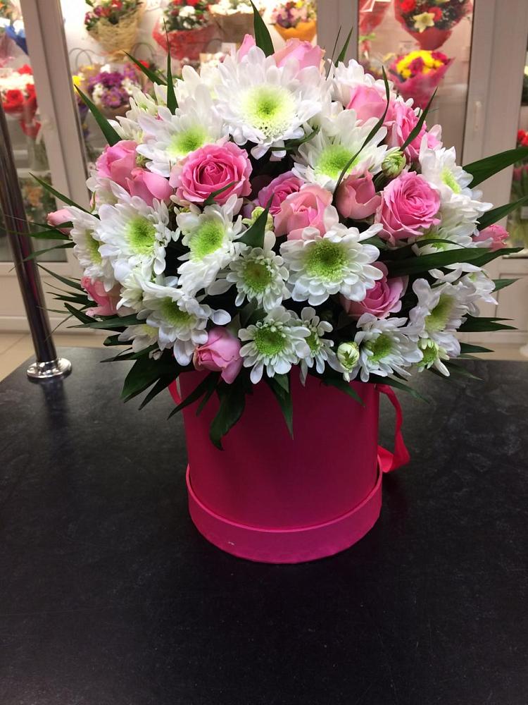 Цветочная композиция из Розы и Хризантемы в шляпной коробке в Таксимо