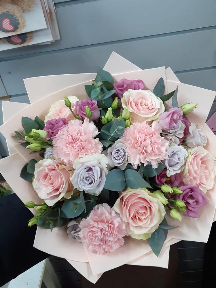 Букет цветов из: Розы, Гвоздики и Лизиантусы в Таксимо