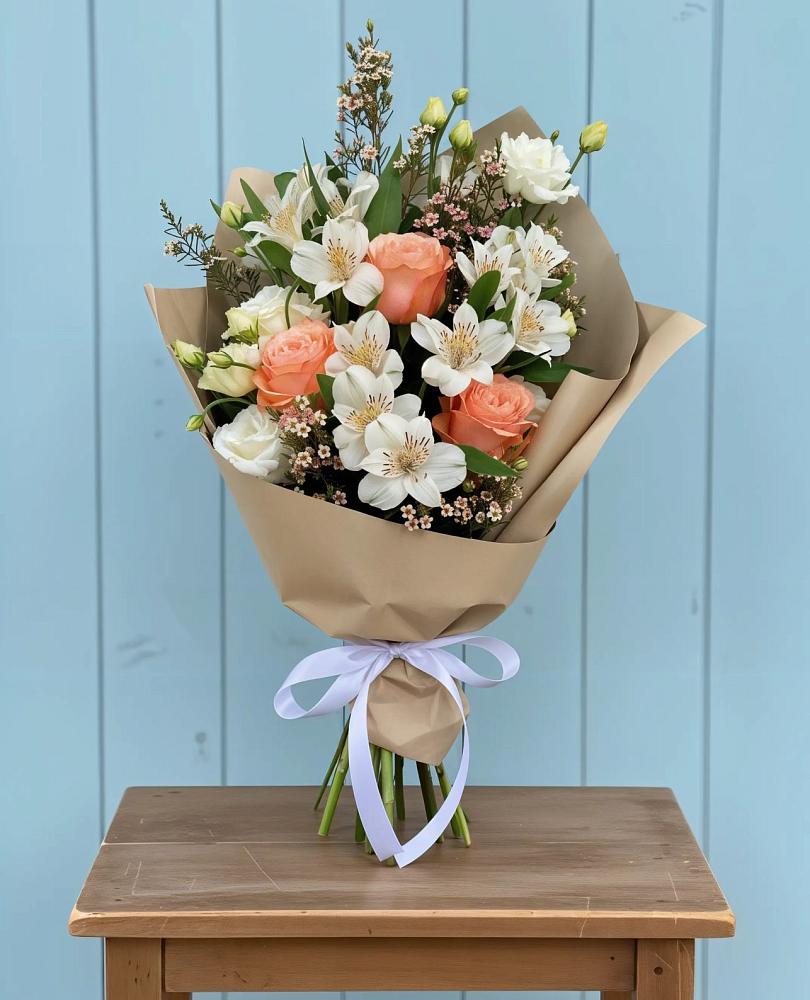 Букет цветов из: Альстромерии, Лизиантусы, Розы и Хризантемы в Таксимо