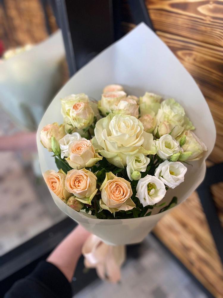 Букет цветов из: Розы и Лизиантусы в Таксимо